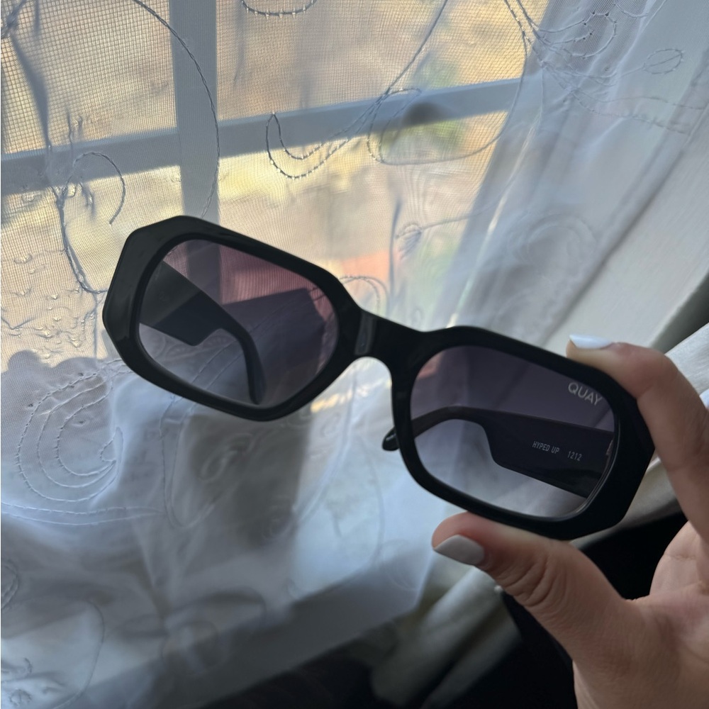 Quay Hyped Up Sunglasses in Black